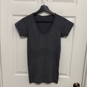 Lululemon women’s grey Swiftly Tech Short Sleeve